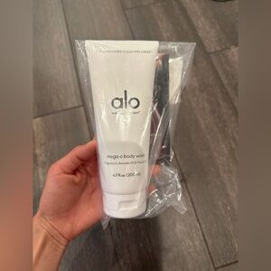 ALO Yoga Mega-C Body Wash - White